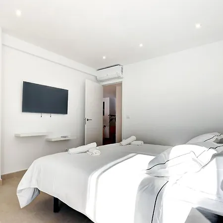 Stunning In Centre By The Sea! شقة